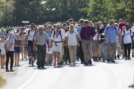 ...wurden die Frauen von einer ganzen Gefolgschaft begleitet. Allerdings sieht man auch nicht jeden Tag die zukünftigen Ober...