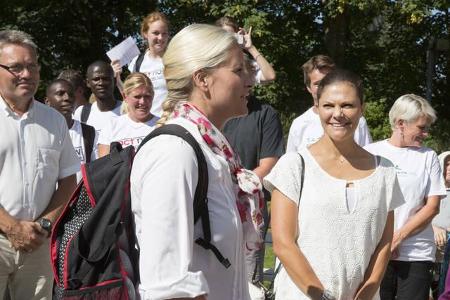 ...zu plauschen oder ihren Ausführungen zu lauschen. Ein durchaus vorbildliches Benehmen von Victoria und Mette-Marit. Und s...