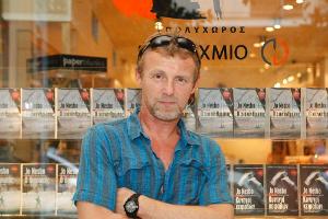 Krimiautor Jo Nesbo vor einem Buchladen