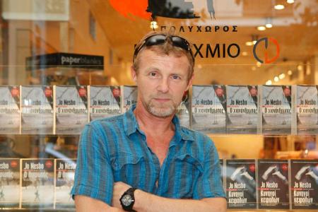 Krimiautor Jo Nesbo vor einem Buchladen