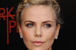 Charlize Theron soll ein kleines Mädchen adoptiert haben