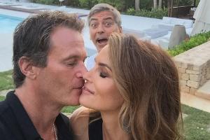 Eigentlich sollte es ja ein romantisches Foto von Cindy Crawford und Ehemann Rande Gerber werden...