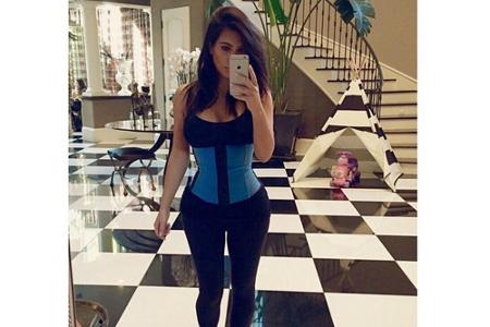 Kim Kardashian ist eine von vielen Stars, die sich in ihrem Waist Trainer ablichteten