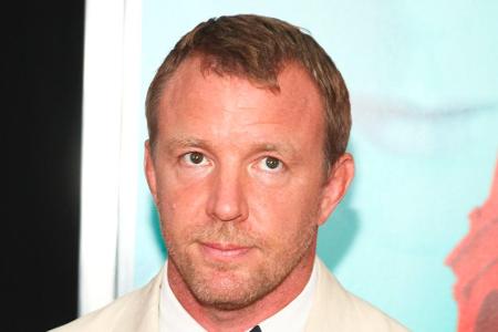 Guy Ritchie an dem Abend, als er seinen zweiten schwarzen Gürtel überreicht bekam