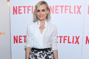 Taylor Schilling erschien zum Screening von "Orange Is The New Black" in New York in Schwarz-Weiß