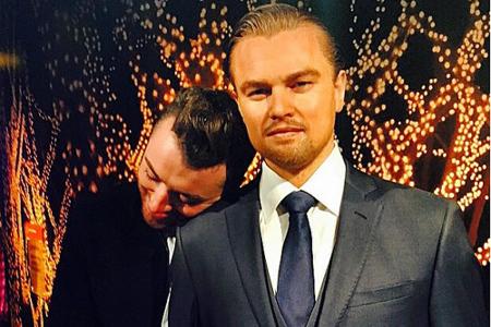 Sam Smith mit der Wachsfigur von Leonardo DiCaprio
