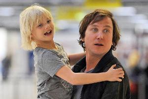 "Du bist dran": Peter mit seiner siebenjährigen Tochter Laura.