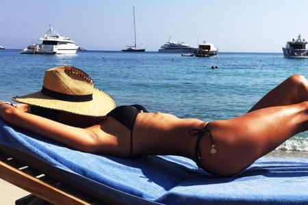 Alessandra Ambrosio lässt am Strand die Seele baumeln