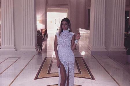 Sängerin Senna Gammour feiert ihren Geburtstag in einem weißen Spitzenkleid