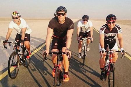 Sportlich ins neue Jahr: Manuel Neuer bei einer Fahrradtour in Dubai