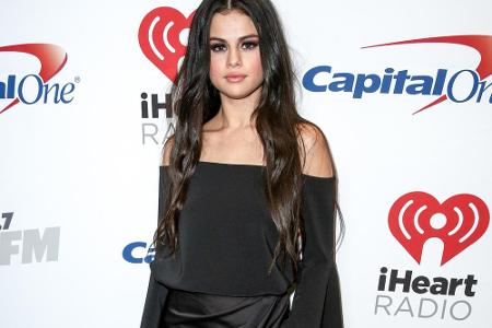 Selena Gomez verführte im schwarzen Maxi-Rock und zeigte dabei jede Menge Haut