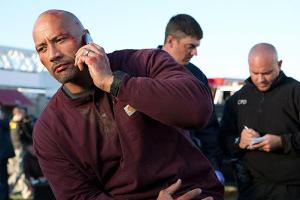 "Snitch - Ein riskanter Deal": Um seinen Sohn aus dem Knast zu befreien, lässt sich Transportunternehmer John Matthews (Dway...