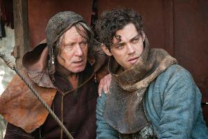 "Der Medicus": Rob (Tom Payne, r.) bemerkt, dass sein väterlicher Freund, der Bader (Stellan Skarsgard), allmählich sein Aug...