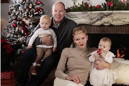 Mit diesem schönen Foto wünscht das monegassische Fürstenpaar samt Nachwuchs allen ein frohes Weihnachtsfest