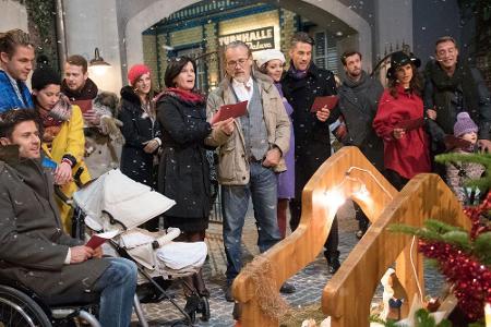 Traditionell haben sich die Bewohner der Schillerallee im Innenhof zum gemeinsamen Singen eingefunden