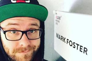 Mark Forster posiert vor dem falschen Namensschild