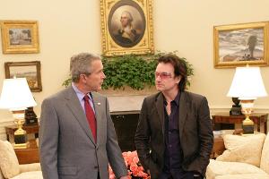 "Wo hat er denn Cher gelassen?" - George W. Bush (li.) und Bono 2005 bei ihrem Treffen im Oval Office
