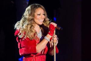 Strahlt wie eine Christbaumkugel: Mariah Carey steht auch nach 21 Jahren wieder an der Spitze