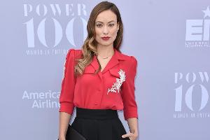 Schauspielerin Olivia Wilde kombinierte zur schwarzen Marlene Hose eine verspielte Bluse