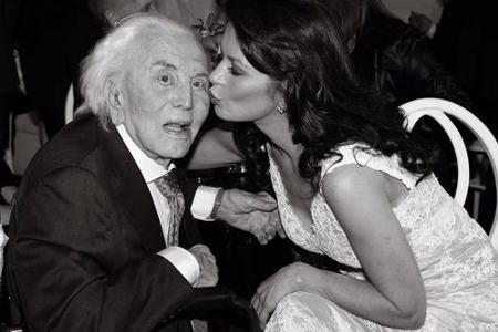 Mit diesem rührenden Foto gratuliert Catherine Zeta-Jones ihrem Schwiegervater Kirk Douglas zum 99. Geburtstag