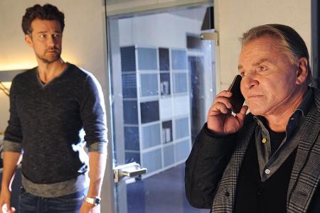 Oberkommissar Donald Becker (Wayne Carpendale) ist über die Ermittlungen von Dr. Wendelin Winter (Fritz Wepper, r.) wenig er...