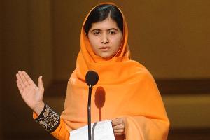 Landestracht zu tragen, ist durchaus angemessen: Hier trägt Malala Yousafzai, die jüngste Preisträgerin in der Geschichte de...