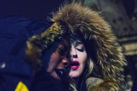 Madonna singt mit Sohn David auf dem Place de la République