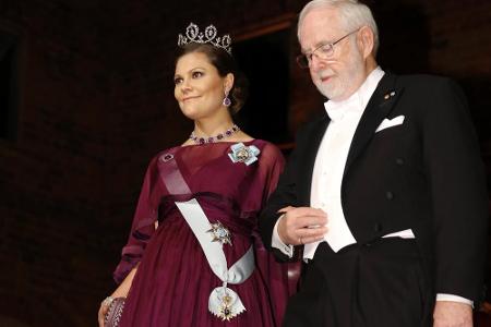 Die schwangere Victoria mit Physik-Nobelpreisträger Professor Arthur B. McDonald