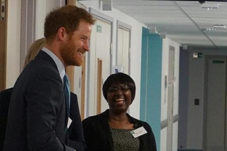Prinz Harry am Montag im Gespräch mit Krankenschwestern des Londoner Mildmay-Hospital