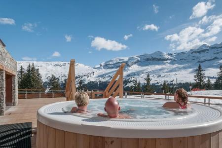Nach einem langen Tag auf der Piste entspannen Urlauber die müden Muskeln im Whirlpool