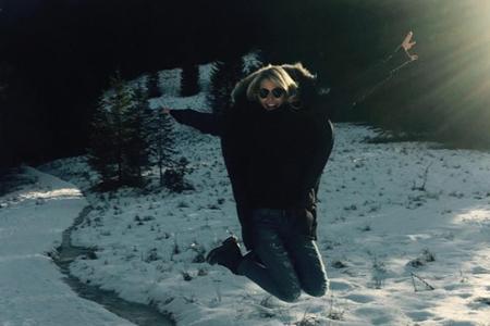 So ausgelassen tollt Lena Gercke im Schnee