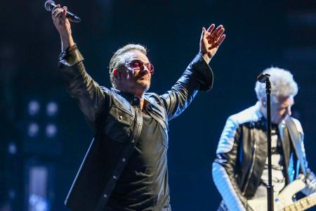 Bono bei einem U2-Auftritt der Innocence + Experience Tour