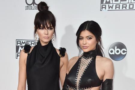 Kendall und Kylie Jenner zeigten bisher keine Reaktion auf die Geburt ihres Neffen