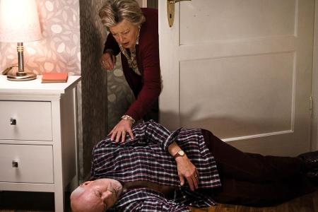 Helga (Marie-Luise Marjan) findet den leblosen Körper ihres Mannes Erich (Bill Mockridge) im Schlafzimmer.