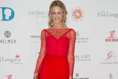 Ronan Keating machte in ihrem roten Spitzenkleid eine gute Figur