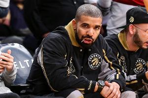 Drake entspannt während eines Basketballspiels