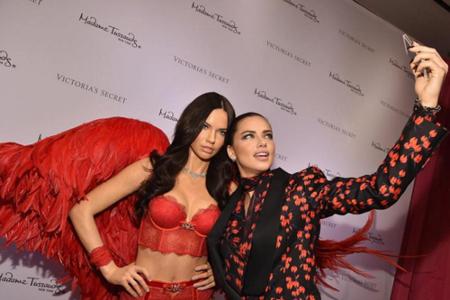 Adriana Lima scheint sehr zufrieden mit ihrer wächsernen Doppelgängerin zu sein