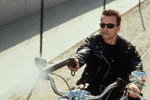 Bald fliegen die Kugeln in 3D durch den Kinosaal: Arnold Schwarzenegger in einer Szene aus "Terminator II"