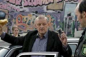 Chaosdetektiv Georg Wilsberg (Leonard Lansink) hat mal wieder alle Hände voll zu tun