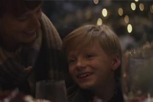 Da geht ein großer Herzenswunsch in Erfüllung: Der kleine Junge darf Weihnachten mit seinem besten Freund verbringen