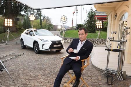 Dieser Mann könnte einem alles verkaufen: Anzüge, Autos, Kaffee