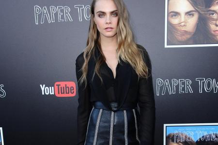 Model Cara Delevingne beweist, dass die Kombination aus Bluse und Rock keinesfalls spießig aussehen muss. Die transparente C...