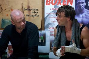 Der Anwalt Tobias Vogel (Christoph Luser, r.) findet in seiner Freizeit beim Boxtraining den notwendigen Ausgleich zu seinem...