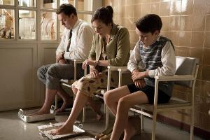 "Der verlorene Bruder": Ludwig Blaschke (Charly Hübner), Elisabeth (Katharina Lorenz) und Max (Noah Kraus) machen Fußabdrück...