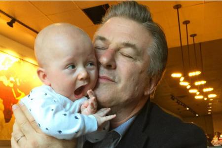 Hier scheint der Vater mehr Spaß am Kuscheln zu haben als sein Sohn: Alec Baldwin (57) schmust mit seinem jüngsten Kind Rafael.