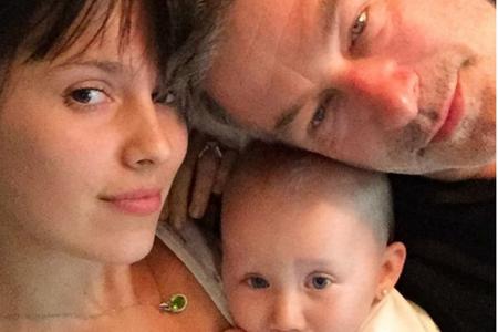 Töchterchen Carmen (2) scheint das Kuscheln mit ihren Eltern hingegen mehr zu genießen: Dieses Bild postete Alec Baldwins Fr...