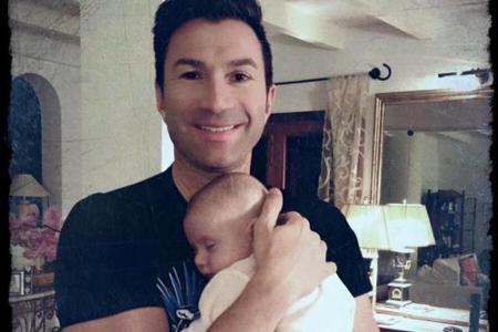 Nirgendwo kann man besser schlummern als auf Papas Arm: Lucas Cordalis wünscht seinen Fans mit Tochter Sophia via Facebook e...