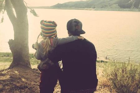 Carey Hart (40), der Ehemann von Sängerin Pink (36), umarmt auf diesem Twitter-Bild liebevoll die gemeinsame Tochter Willow ...