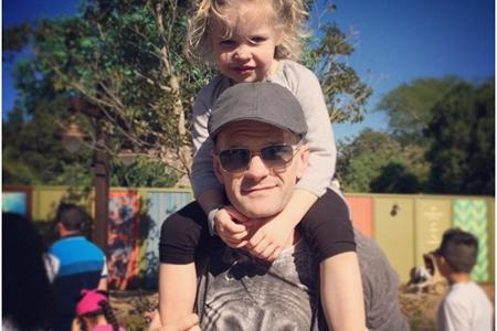 Da will aber jemand hoch hinaus: Die kleine Harper auf den Schultern von Papa Neil Patrick Harris.