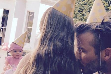 Und auch Harper (4), seiner Jüngsten, gibt David Beckham gerne mal ein Küsschen auf die Schulter.